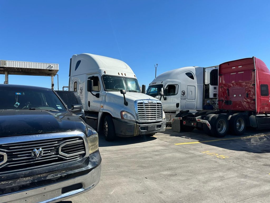 Truck Repair Expert providing top-quality Mobile Diesel & semi truck repair services at a roadside location, with a fully-equipped service van and technicians working on a large semi truck, ensuring quick and efficient repairs on the go.